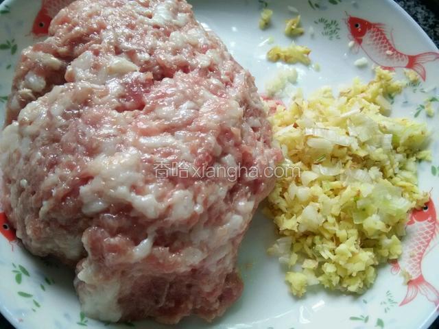 五花肉剁成肉沫，葱、姜、蒜也剁成细沫！