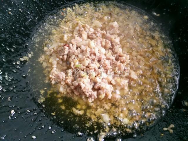 锅内下2勺油（油多点肉沬才能炒散）烧至3成热下肉沬小火炒散开大火加葱、姜、蒜沫！