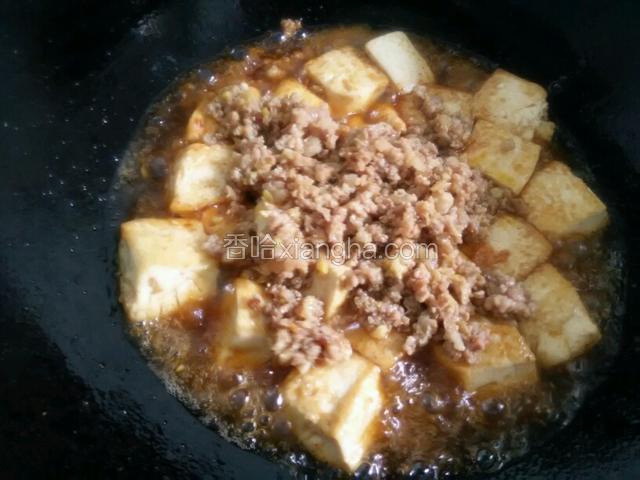 将炒好的肉沫重新到入锅内加盐、鸡精、倒入适量水淀粉！