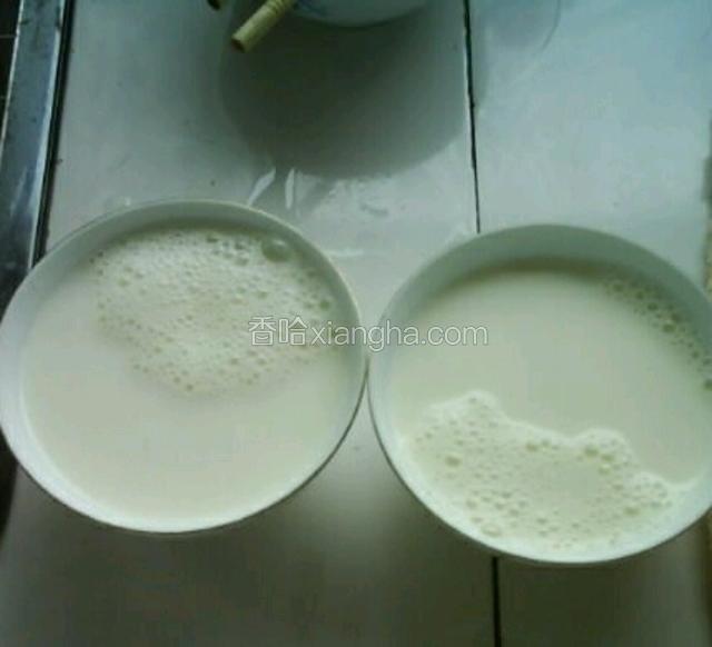 煮好的牛奶倒入碗里，把小泡泡用勺子舀出去