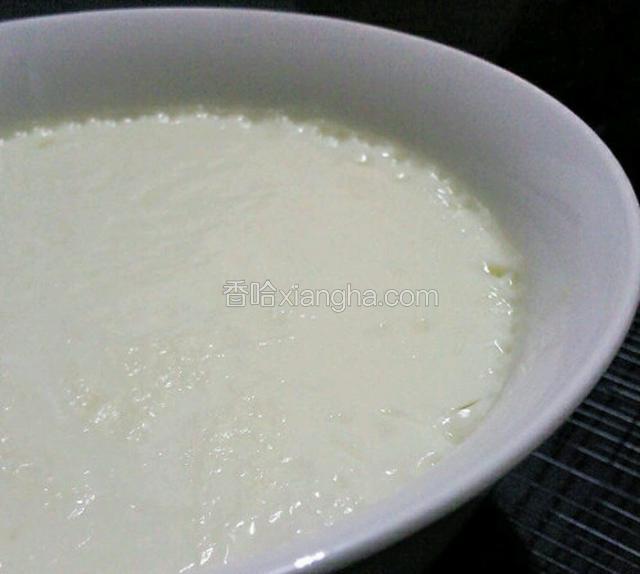 牛奶冷却，稍微有点儿温度，表面会结成一层微黄的皮