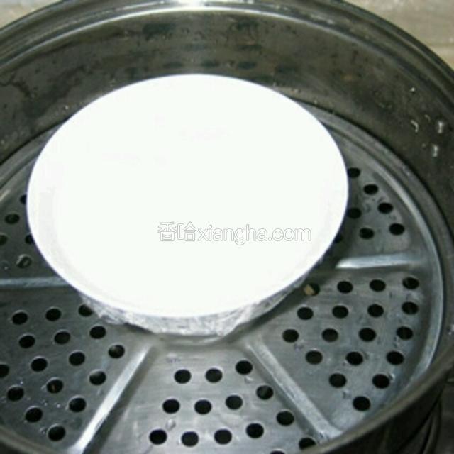 蒸锅开始烧水，碗表面用保鲜膜包好，然后等水烧开，放入蒸锅，大火蒸15分钟，关火。