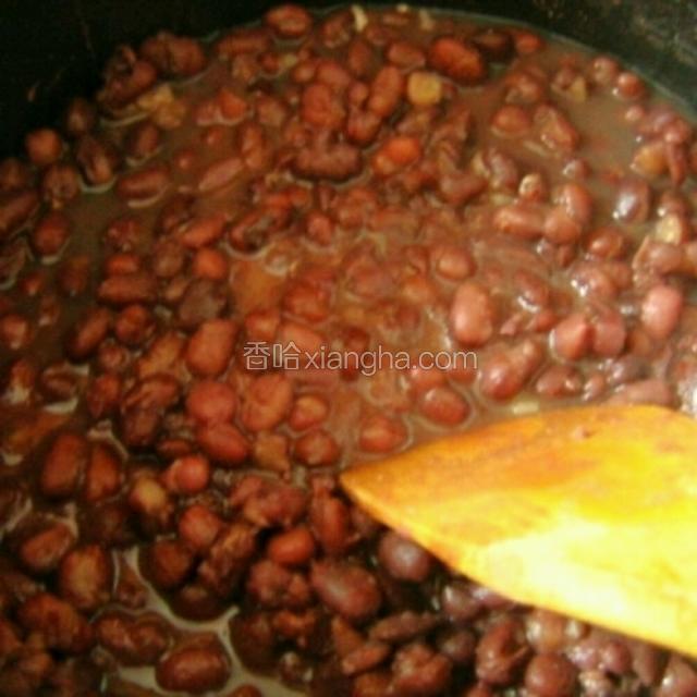 然后倒入锅中煮1-2小时就可以了，倒入炼乳，小火煮到汁稍微收干，慢慢用勺子搅拌。