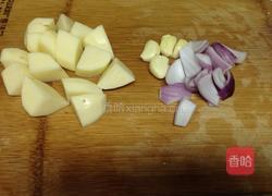 香菇土豆炖鸡腿的做法图解4