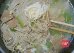 节瓜鸡蛋鸡肉肠汤面的做法图解5
