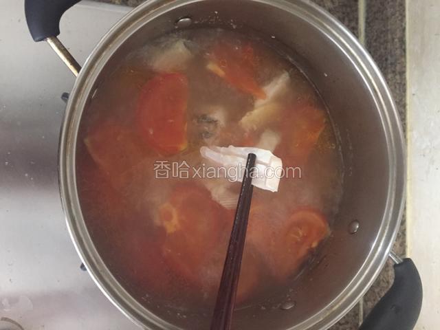 把腌制好鲈鱼片一片一片放下去，别搅动，加入盐、鸡精，汤开关火