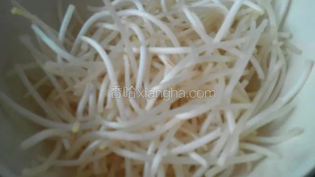 首先将买回来的银芽菜用流水漂洗干净，拣除豆皮。