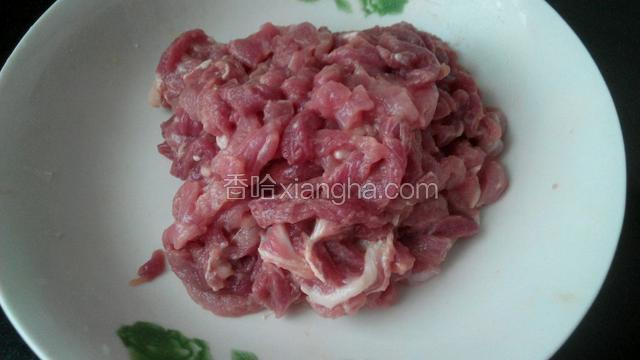 将猪肉冲洗干净，搌干，顺丝切成比银芽粗的丝 ，加料酒、淀粉、一点油抓拌均匀。