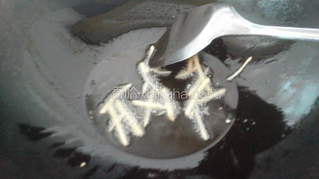 油烧热，先放入姜丝，肉丝炒散。