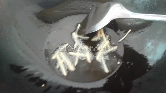 油烧热，先放入姜丝，肉丝炒散。