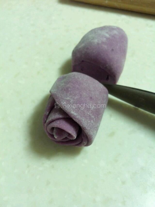 卷好用刀在中间线部分切断。 