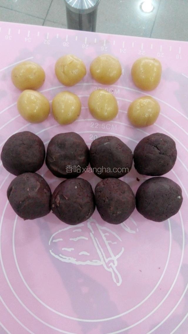 把月饼皮，豆沙称好。75g的月饼，25g皮。烤箱上下火200度把蛋黄烤熟备用
