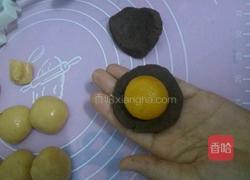 广式豆沙蛋黄月饼的做法图解5