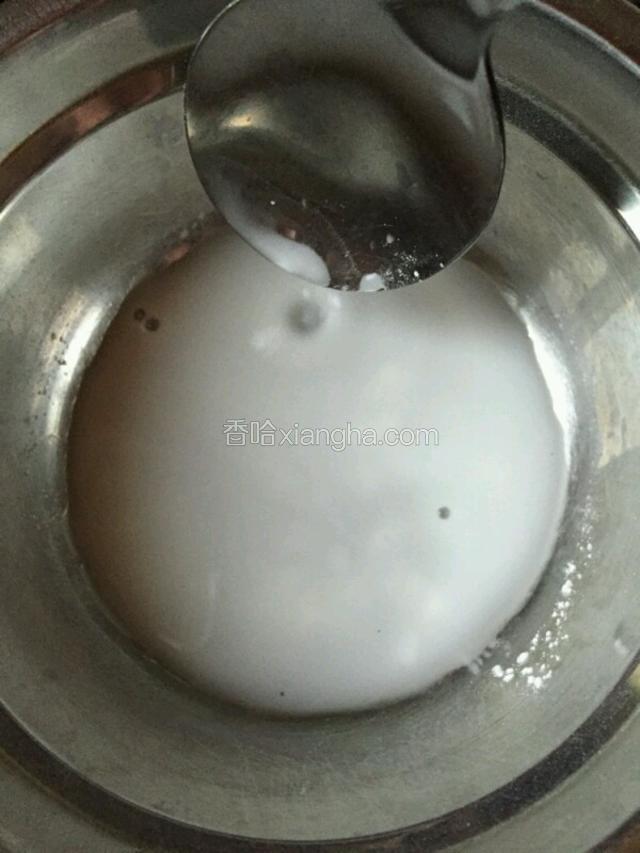 加两匙水调匀淀粉。 