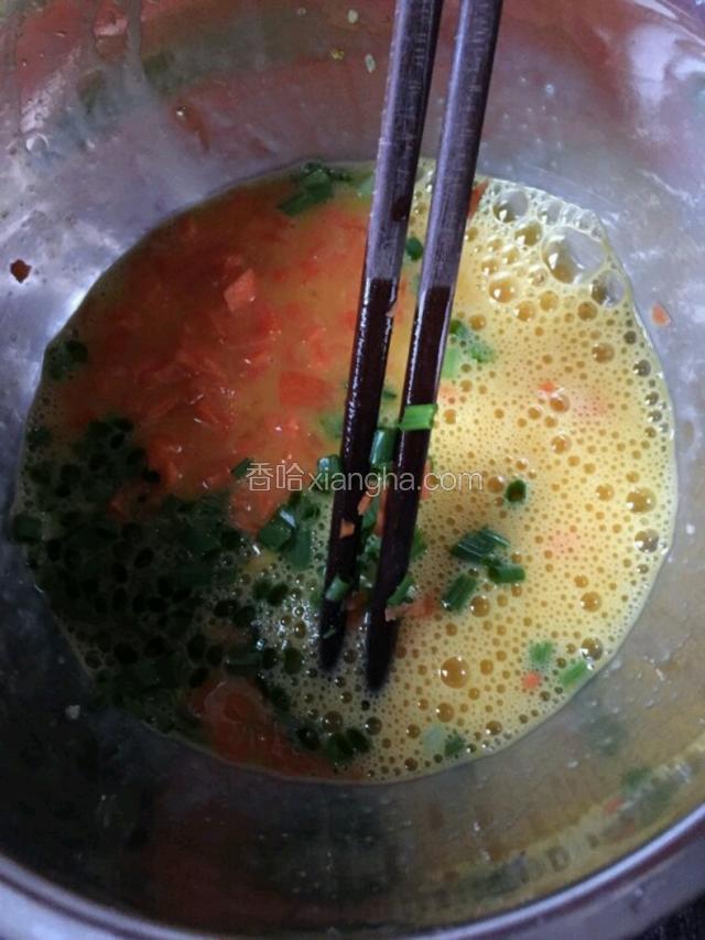 鸡蛋打散，加入用水调匀的淀粉，不用打得很匀，稍微留点蛋白。 一会儿切开后会很好看，把胡萝卜碎、小葱碎、盐加入鸡蛋液中，稍微打匀一下。 