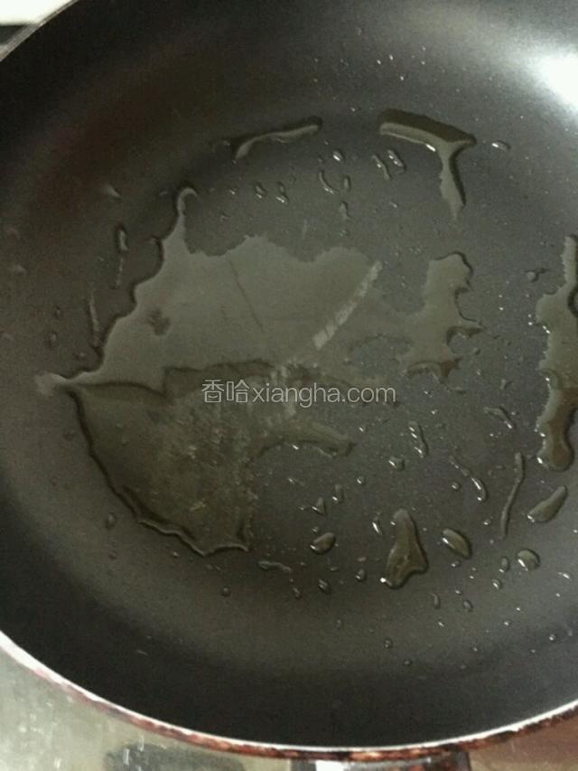 锅洗净，重新加入一点点油加热，转动锅子让油均匀的在锅里滚一圈。 
