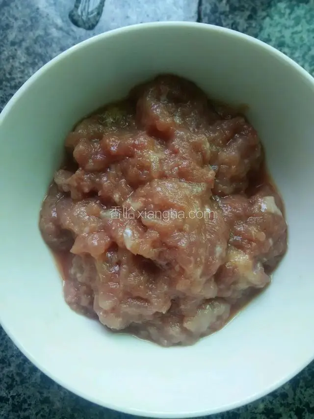 将猪瘦肉剁成沫！