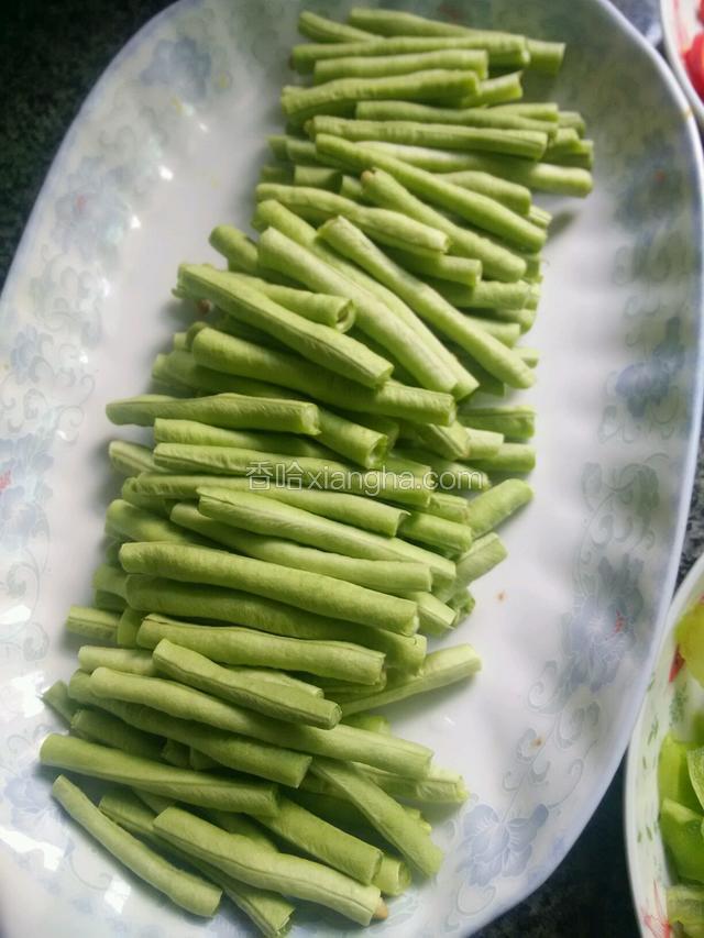 豇豆洗净择成小段