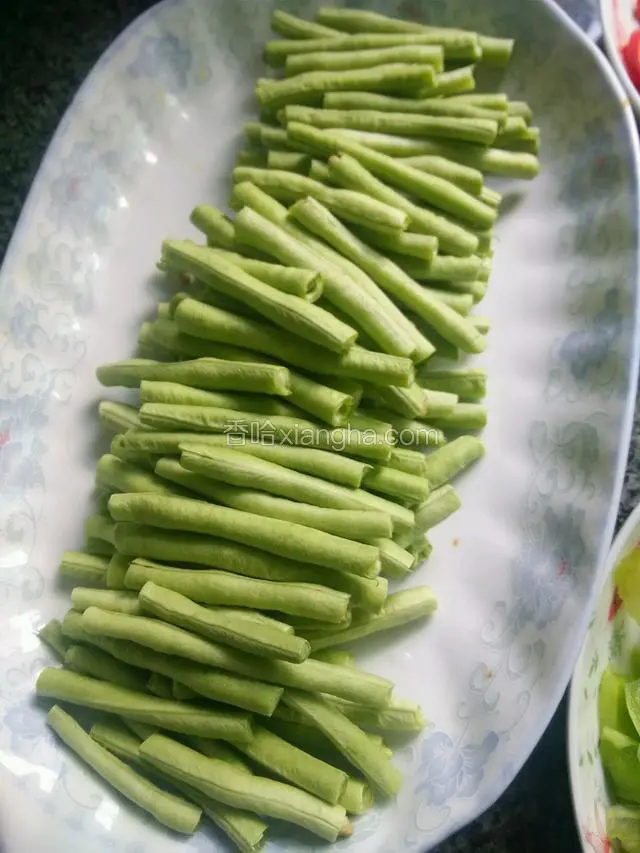 豇豆洗净择成小段