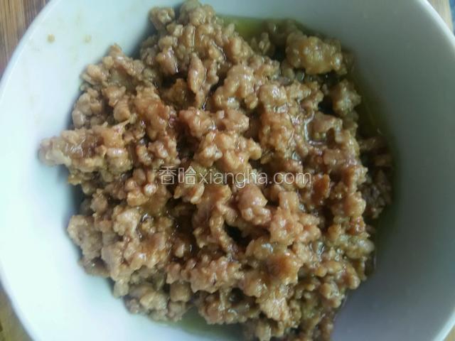 锅里倒入油3成热下肉沫小火炒散，加入佐料炒香后再倒豇豆入锅大火翻炒5一6分加生抽·少许开水盖上锅盖焖5分锅加盐，鸡精出锅就行！