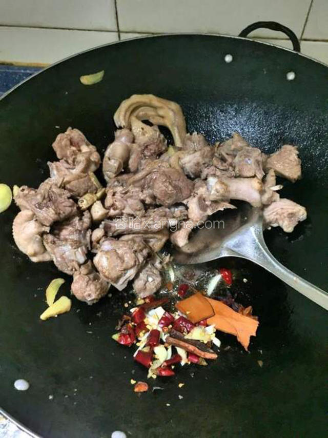 加入大蒜，八角，桂皮干辣椒等继续翻炒。