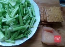 香干里脊炒芹菜的做法图解1