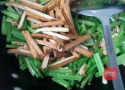 香干里脊炒芹菜的做法图解3