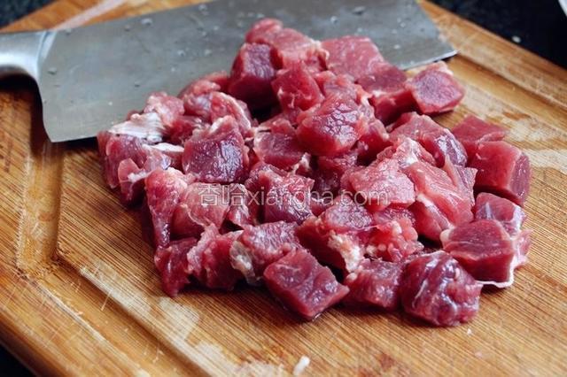 牛肉洗净，剥去筋膜后切成2cm见方的牛肉粒。可放水中浸泡一会儿，使牛肉吸收些水分。