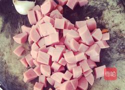 火腿胡萝卜玉米粒的做法图解2