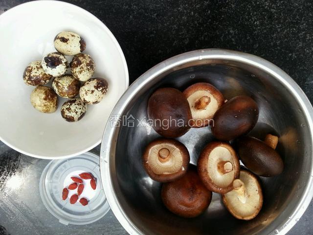 香菇洗净（可以用干香菇，得泡发10小时后才好吃，我偷懒里买了鲜香菇，尽量挑一般大的、伞窝深的）