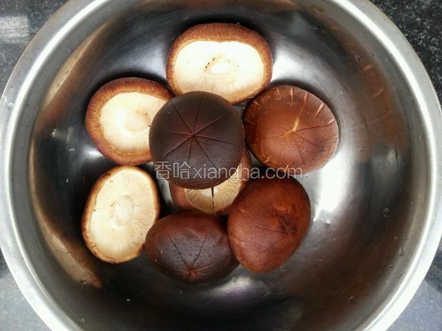 剪去香菇蒂并在表面划“米”字刀