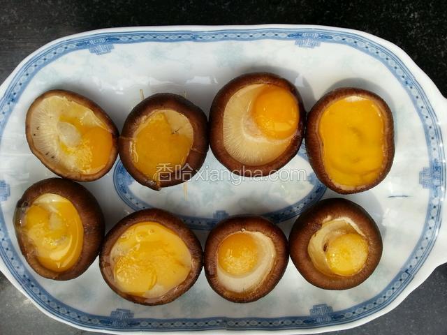 每个香菇面朝下摆好，打入鹌鹑蛋，加适量盐用筷子轻轻搅匀