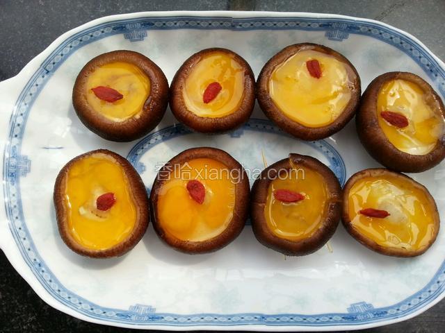 再放一粒枸杞，锅开后上锅蒸，十分钟就好了