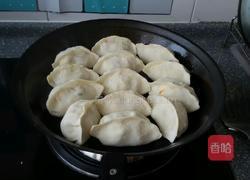 烫面素馅锅贴饺子的做法图解12