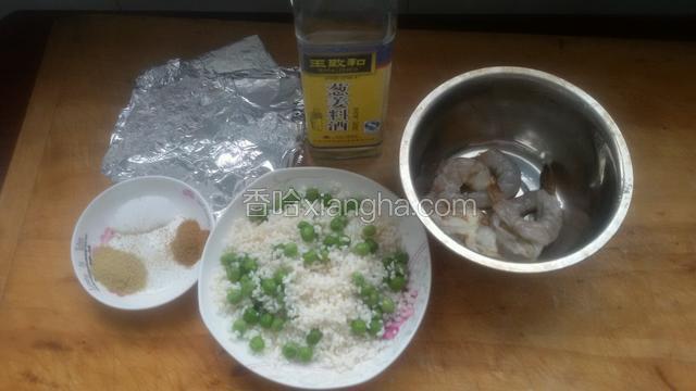 准备食材，虾去头，去虾皮和虾线洗净放入盆中，糯米提前泡6小时备用