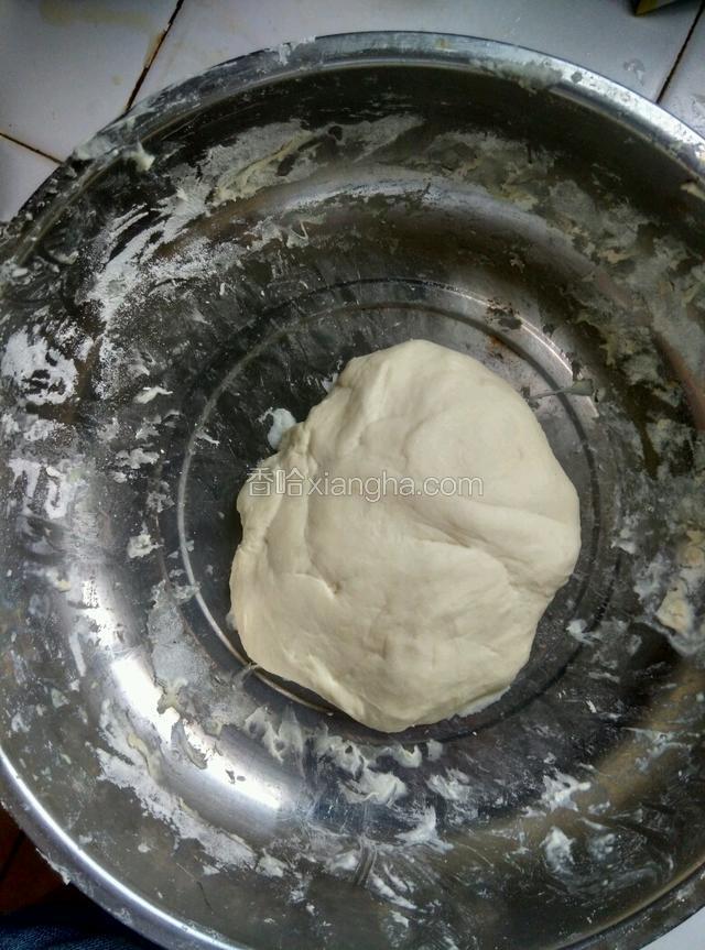 混合均匀的面粉，小苏打、油，糖，水揉成光滑面团.盖上保鲜膜，放30分钟