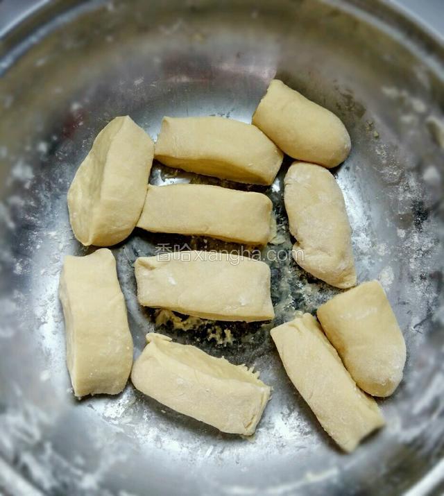 用刀切成长条，表面抹油，盖上保鲜膜，放10分钟。
