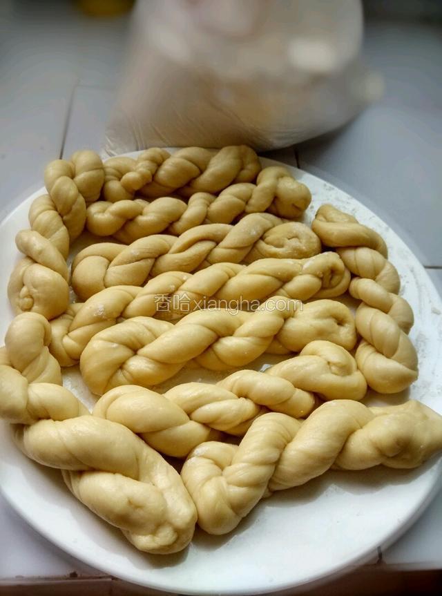用手揉搓成光滑的条状；把粗条朝相反的方向拧，提起两端，自然拧劲儿；再把拧好的劲朝相反的方向拧，提起两端拧起，把一头塞入另一头即成，排入平盘中。