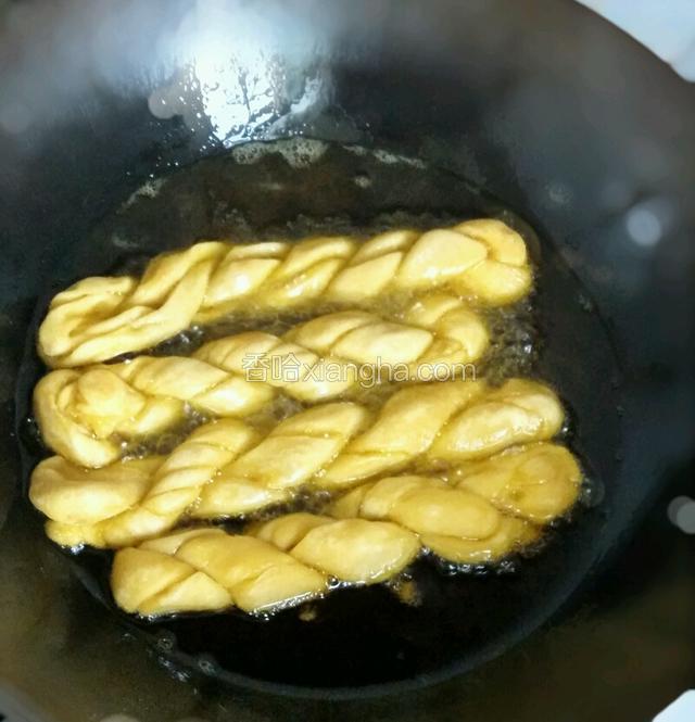 锅中油热，下麻花，起小泡；小火，麻花浮起后翻动，炸至15分钟左右，麻花颜色变成金黄色捞起。