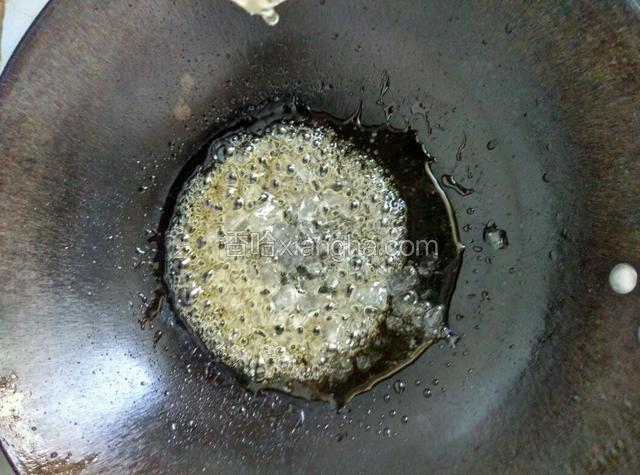 加入冰糖和三分之一碗的水，等到糖水变黄，稠。放入麻花快速裹匀。