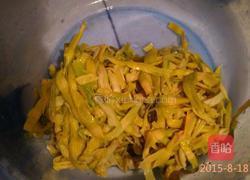 腊肉炒竹笋的做法图解1