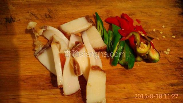 将腊肉和辣椒切好