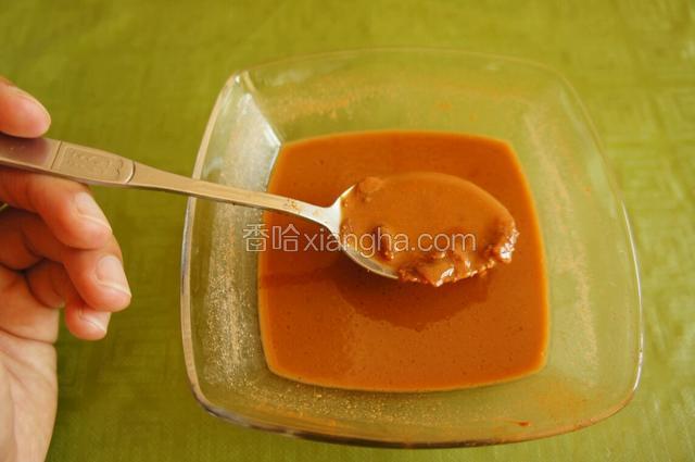 将腐乳尽量捣碎，与腐乳汁搅拌均匀，（可以适当加入焯过排骨的汤以便稀释）加入一小勺砂糖