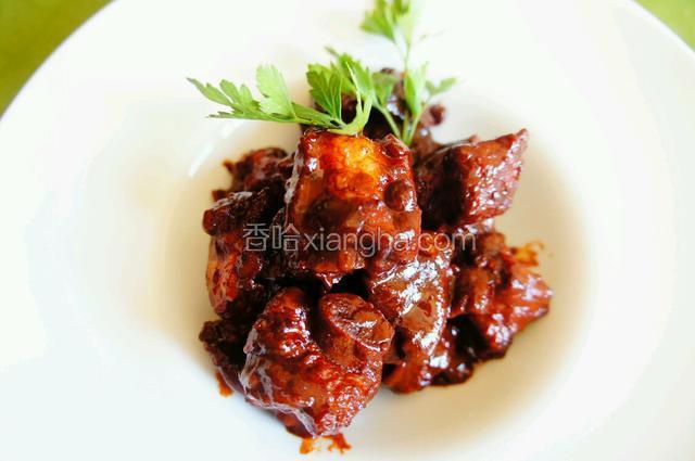 最后一步，装盘   可以配些喜欢的花花草草来装饰，哈哈哈~~



一份风味独特的•腐乳小排•献给大家