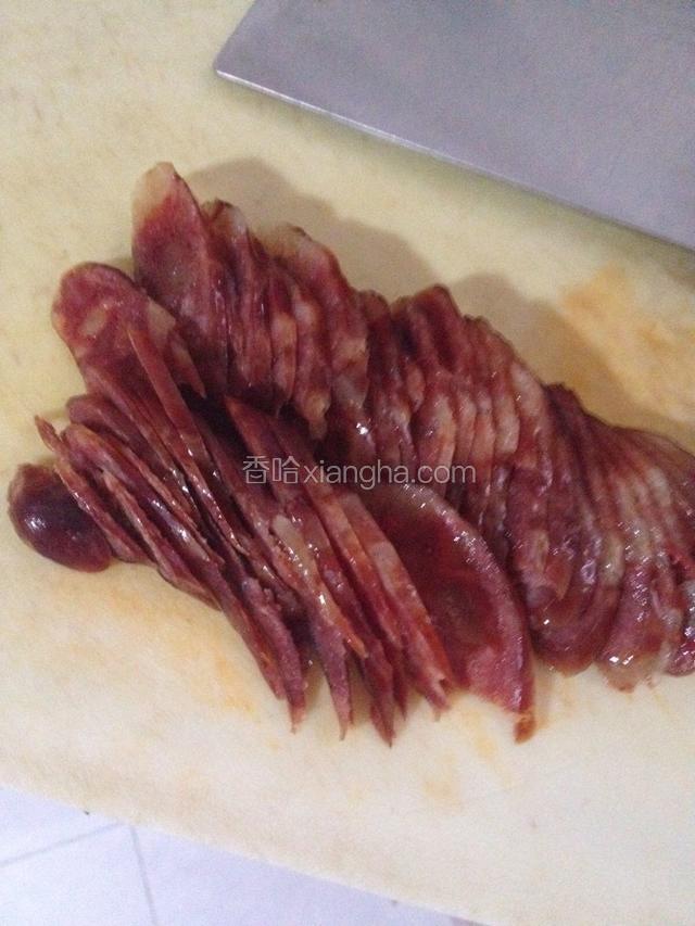 香肠蒸熟后晾凉切薄片备用。