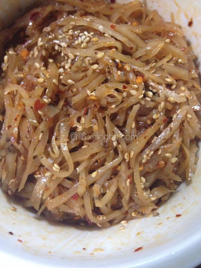 大头菜切细丝用清水漂去部份盐份，加白糖、辣椒油、花椒油、拌匀备用。