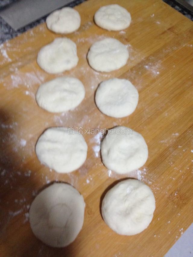 将面团分成20个小剂子，用手把每个剂子压扁。