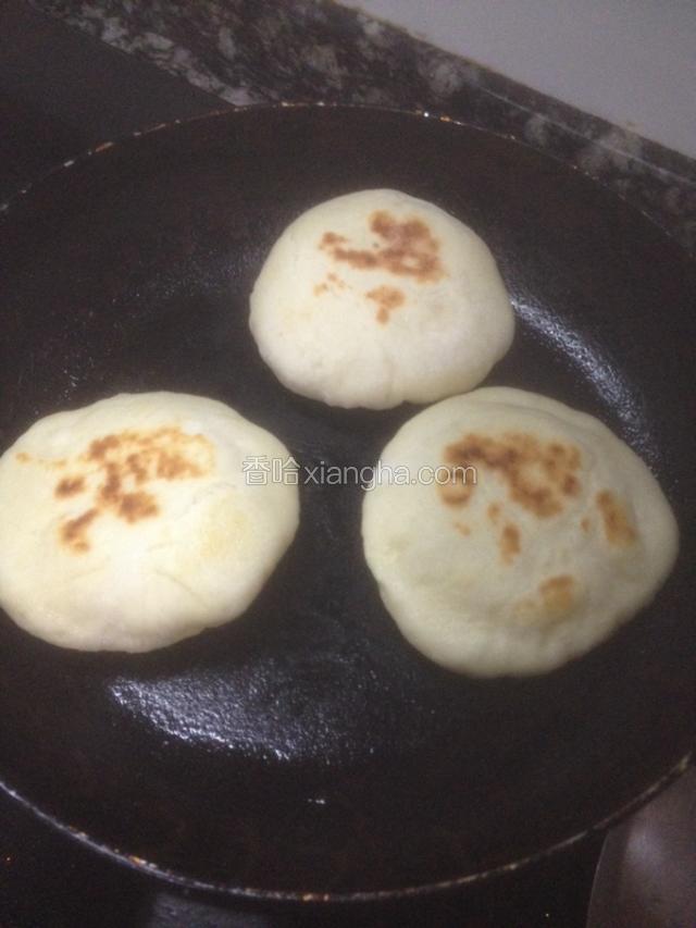 平锅刷一点油，小火烙饼，翻烙第二面至饼鼓涨起来就烙熟了。