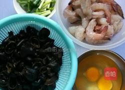 木耳虾仁炒蛋的做法图解1