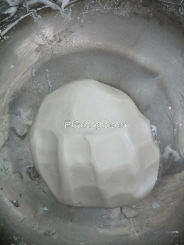 将糯米粉放盆里加适量清水和成粉团～